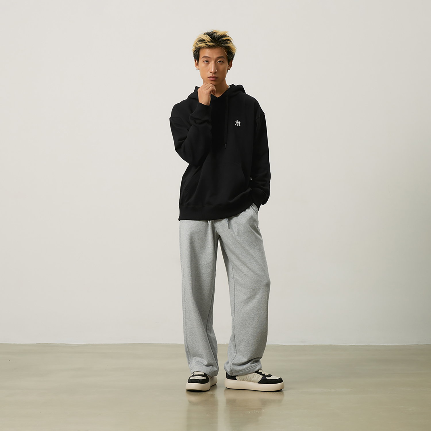 Sizing MLB 뉴욕 양키스 24FW 블랙 후드티 유니섹스 캐주얼 포켓 디자인 3AHDB0144-50BKS