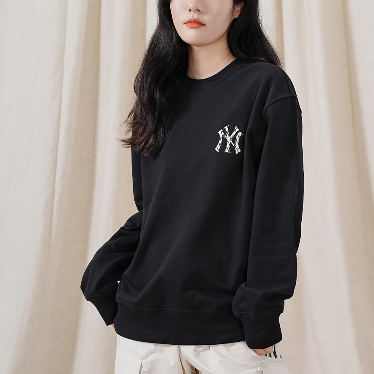 Shop MLB New York Yankees Black Crewneck Logo Sweatshirt Unisex Pullover. 3AMTM0124-50BKS