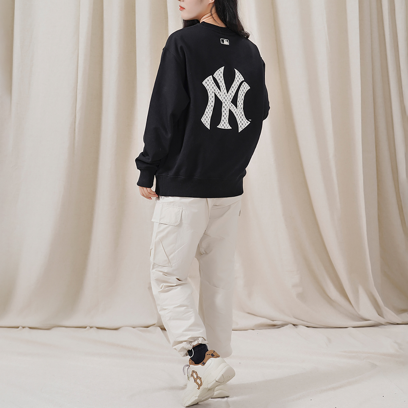 Purchase MLB New York Yankees Black Crewneck Logo Sweatshirt Unisex Pullover. 3AMTM0124-50BKS