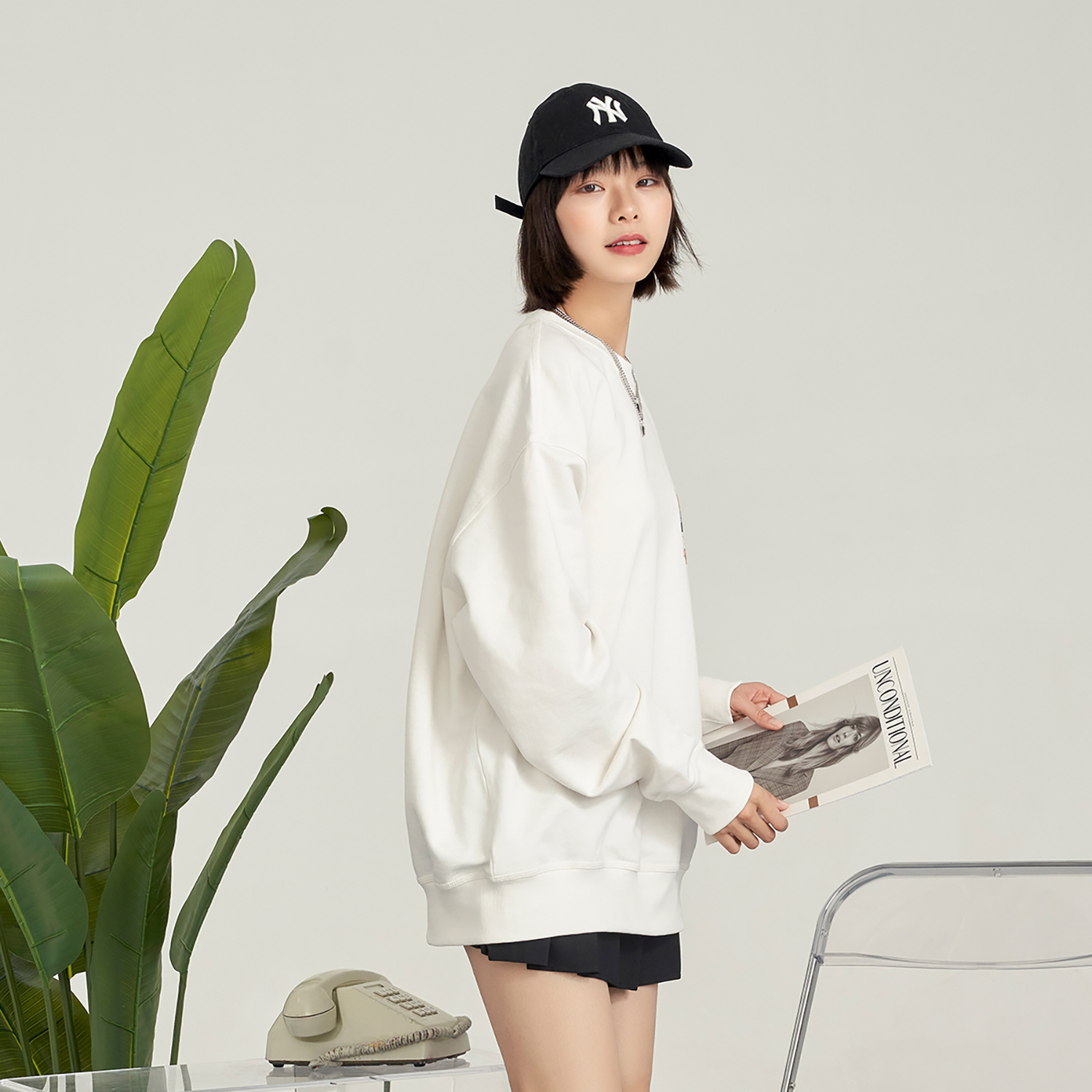 Sizing MLB New York Yankees Kartun Arnab Baju Cream Oversized Unisex 3AMTQ0131-50CRS