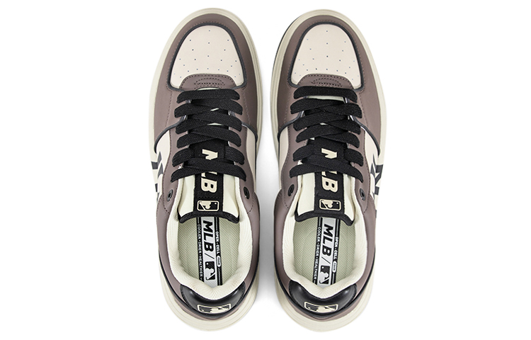 Shop MLB New York Yankees Chunky Liner Basic 'Kelabu Arang' 3ASXCLB3N-50CGS