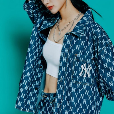 MLB New York Yankees Classic Logo Denim Short-Sleeve Shirt Unisex Blue. 3ADRMN123-50BLS Details for MLB New York Yankees Classic Logo Denim Short-Sleeve Shirt Unisex Blue. 3ADRMN123-50BLS