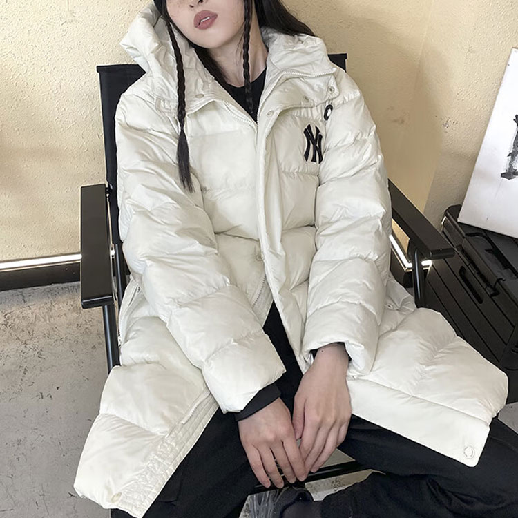 Shop MLB 紐約洋基隊 FW22 標誌長版羽絨外套 男女款 白色 3ADJB0326-50CRS