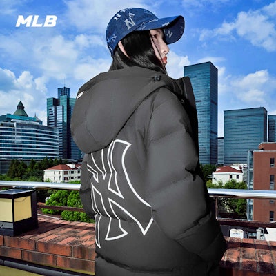 MLB New York Yankees FW24 Black Long Down Jacket with Reflective Logo Unisex. 3ADJB1646-50BKS Purchase MLB New York Yankees FW24 Black Long Down Jacket with Reflective Logo Unisex. 3ADJB1646-50BKS
