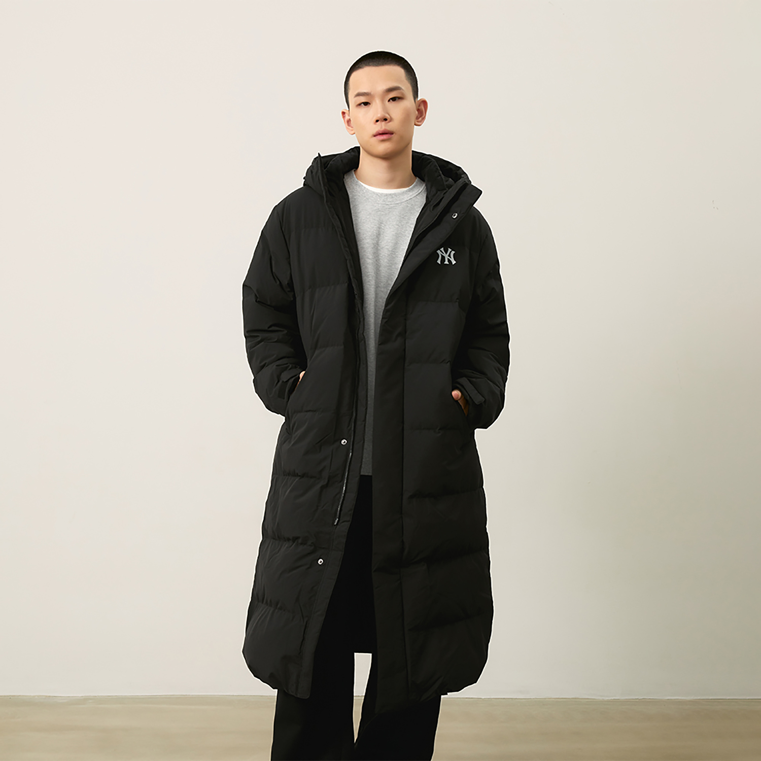 Sizing MLB New York Yankees FW24 Black Long Down Jacket with Reflective Logo Unisex. 3ADJB1646-50BKS