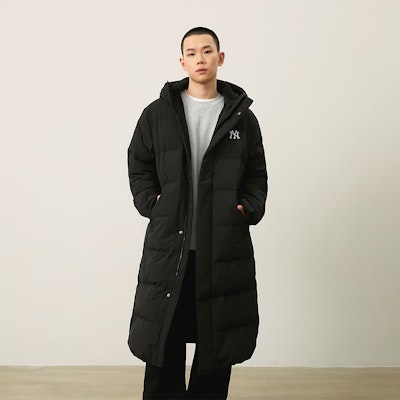 MLB New York Yankees FW24 Black Long Down Jacket with Reflective Logo Unisex. 3ADJB1646-50BKS Sizing MLB New York Yankees FW24 Black Long Down Jacket with Reflective Logo Unisex. 3ADJB1646-50BKS