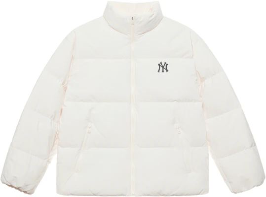 MLB 紐約洋基 FW24 米白色短版羽絨外套 男女寬鬆拉鍊款 3ADJB0446-50CRS Lookbook MLB 紐約洋基 FW24 米白色短版羽絨外套 男女寬鬆拉鍊款 3ADJB0446-50CRS