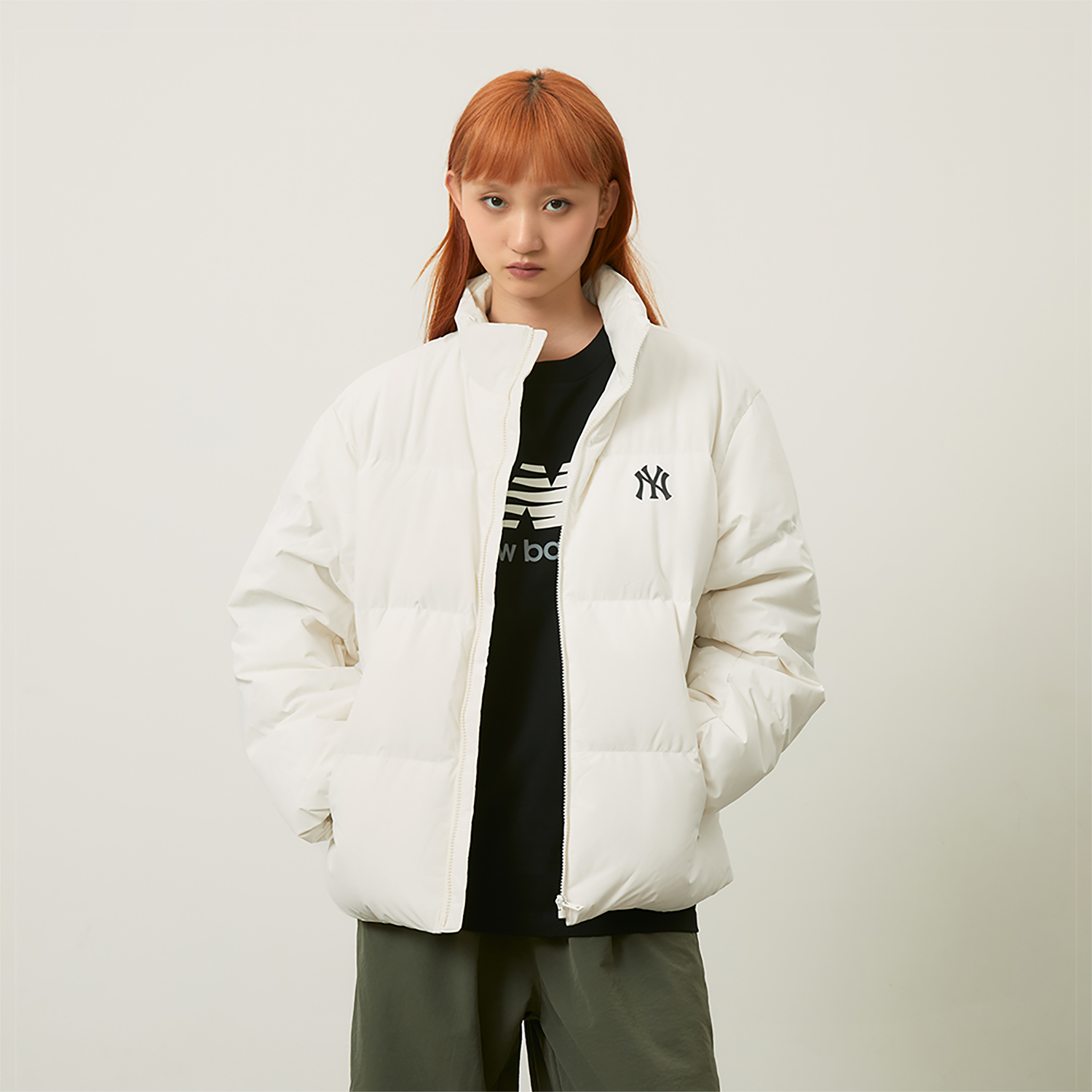 Shop MLB 紐約洋基 FW24 米白色短版羽絨外套 男女寬鬆拉鍊款 3ADJB0446-50CRS