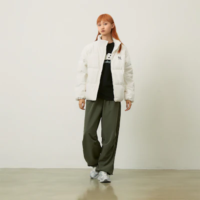 MLB 紐約洋基 FW24 米白色短版羽絨外套 男女寬鬆拉鍊款 3ADJB0446-50CRS Sizing MLB 紐約洋基 FW24 米白色短版羽絨外套 男女寬鬆拉鍊款 3ADJB0446-50CRS