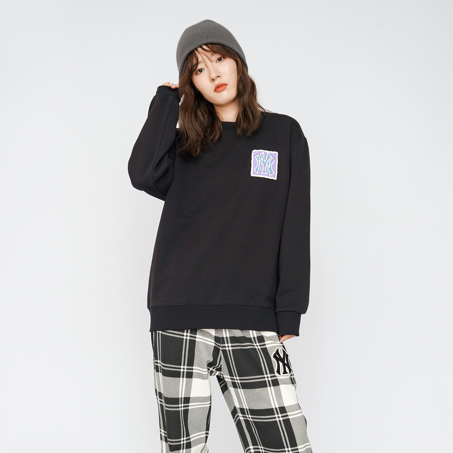 Shop MLB紐約洋基塗鴉印花黑色男女款圓領長袖T恤 3AMTL0414-50BKS