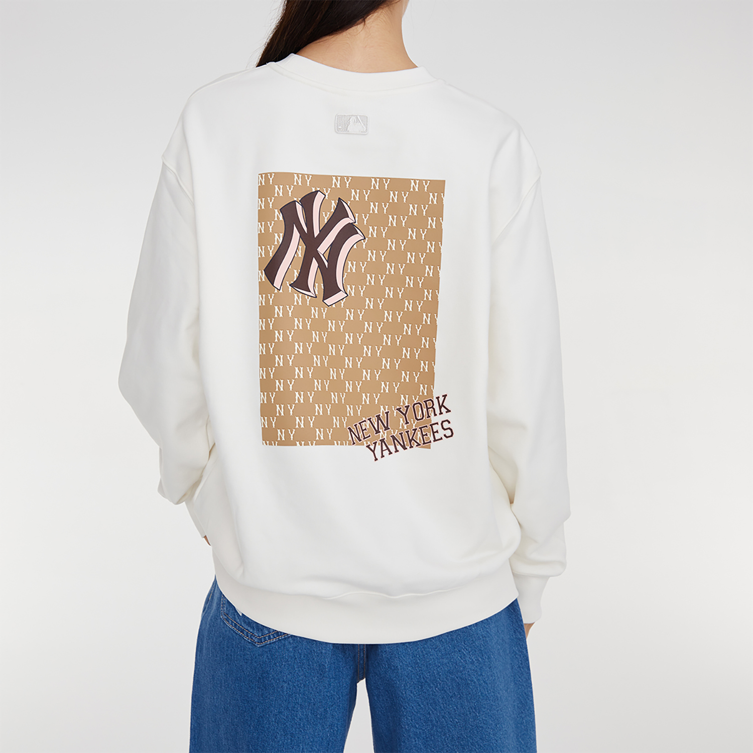 Shop MLB纽约扬基队图案白色男女通用套头衫卫衣 3AMTM0934-50CRS