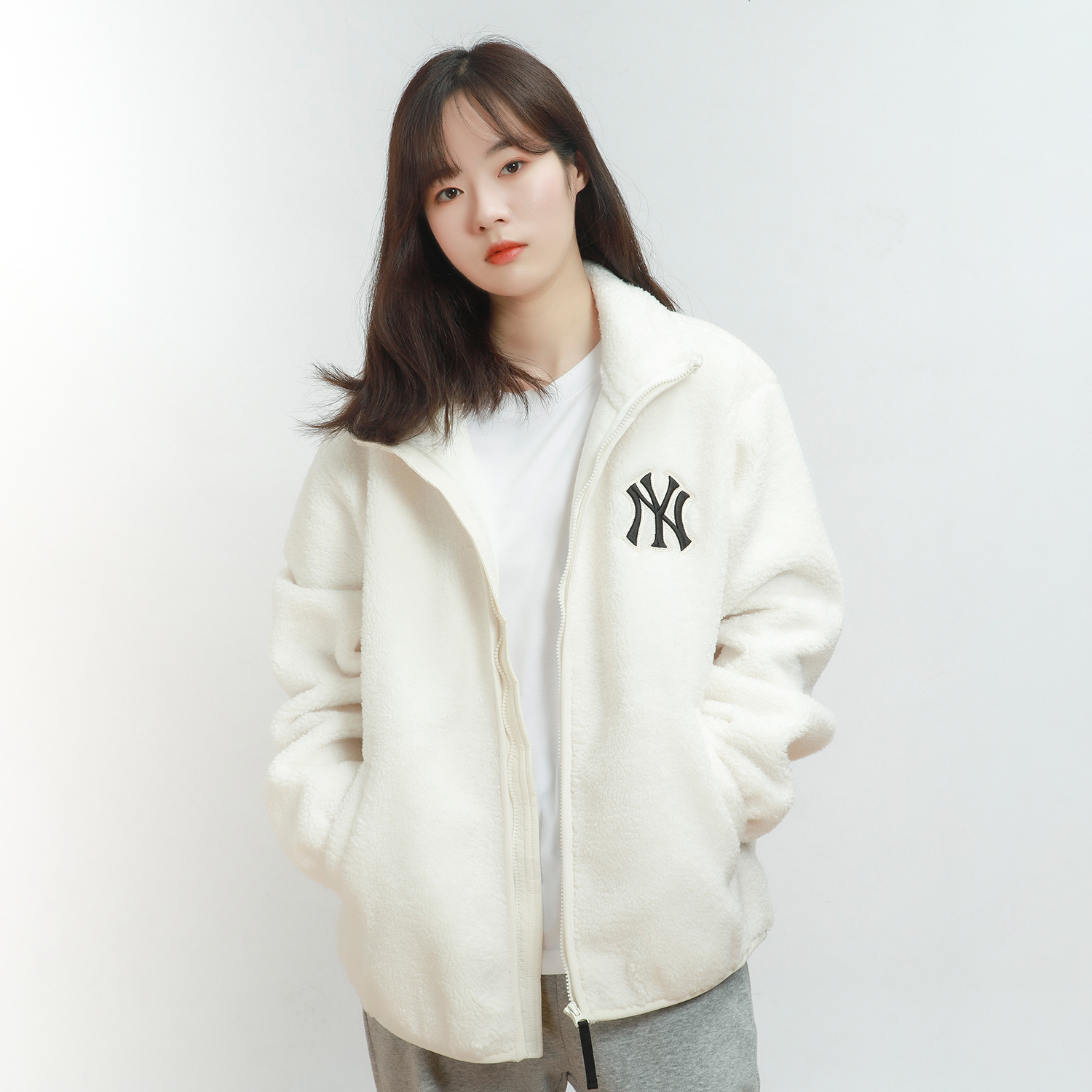 Shop MLB New York Yankees Jaket Fleece Sherpa Gading Unisex dengan Sulaman Logo. 3AJPF2916-50IVS