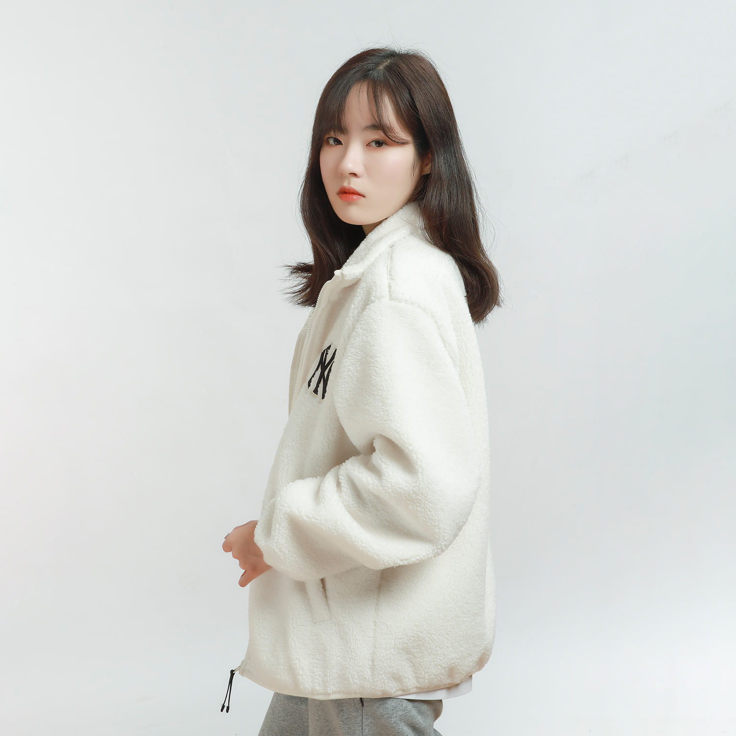 Sizing MLB New York Yankees Jaket Fleece Sherpa Gading Unisex dengan Sulaman Logo. 3AJPF2916-50IVS