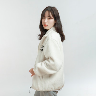 MLB New York Yankees Ivory Sherpa Fleece Jacket Unisex with Logo Embroidery. 3AJPF2916-50IVS Sizing MLB New York Yankees Ivory Sherpa Fleece Jacket Unisex with Logo Embroidery. 3AJPF2916-50IVS