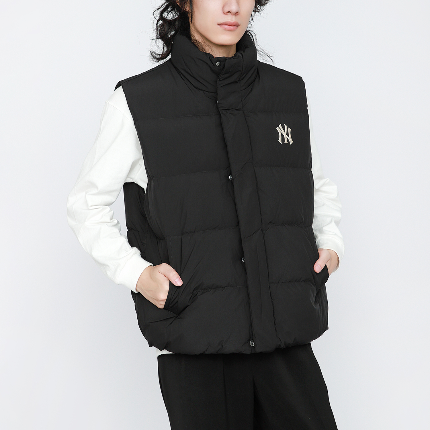 Shop MLB New York Yankees Rompi Tebal Ringan Unisex Hitam dengan Bordir Logo. 3ADVB0116-50BKS