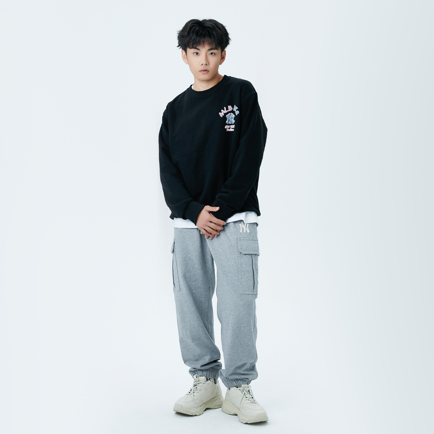 Shop MLB New York Yankees Logo Crewneck Pullover Unisex Sweatshirt Black 3AMTL5116-50BKS