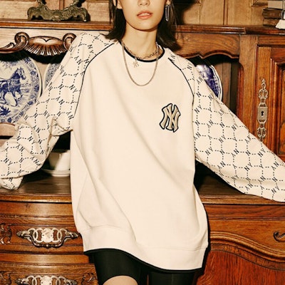 MLB New York Yankees Logo Crewneck Unisex Beige - Koleksi Musim Gugur. 3AMTM0814-50CRS Shop MLB New York Yankees Logo Crewneck Unisex Beige - Koleksi Musim Gugur. 3AMTM0814-50CRS