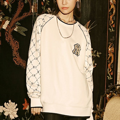 MLB New York Yankees Logo Crewneck Unisex Beige - Koleksi Musim Gugur. 3AMTM0814-50CRS Purchase MLB New York Yankees Logo Crewneck Unisex Beige - Koleksi Musim Gugur. 3AMTM0814-50CRS