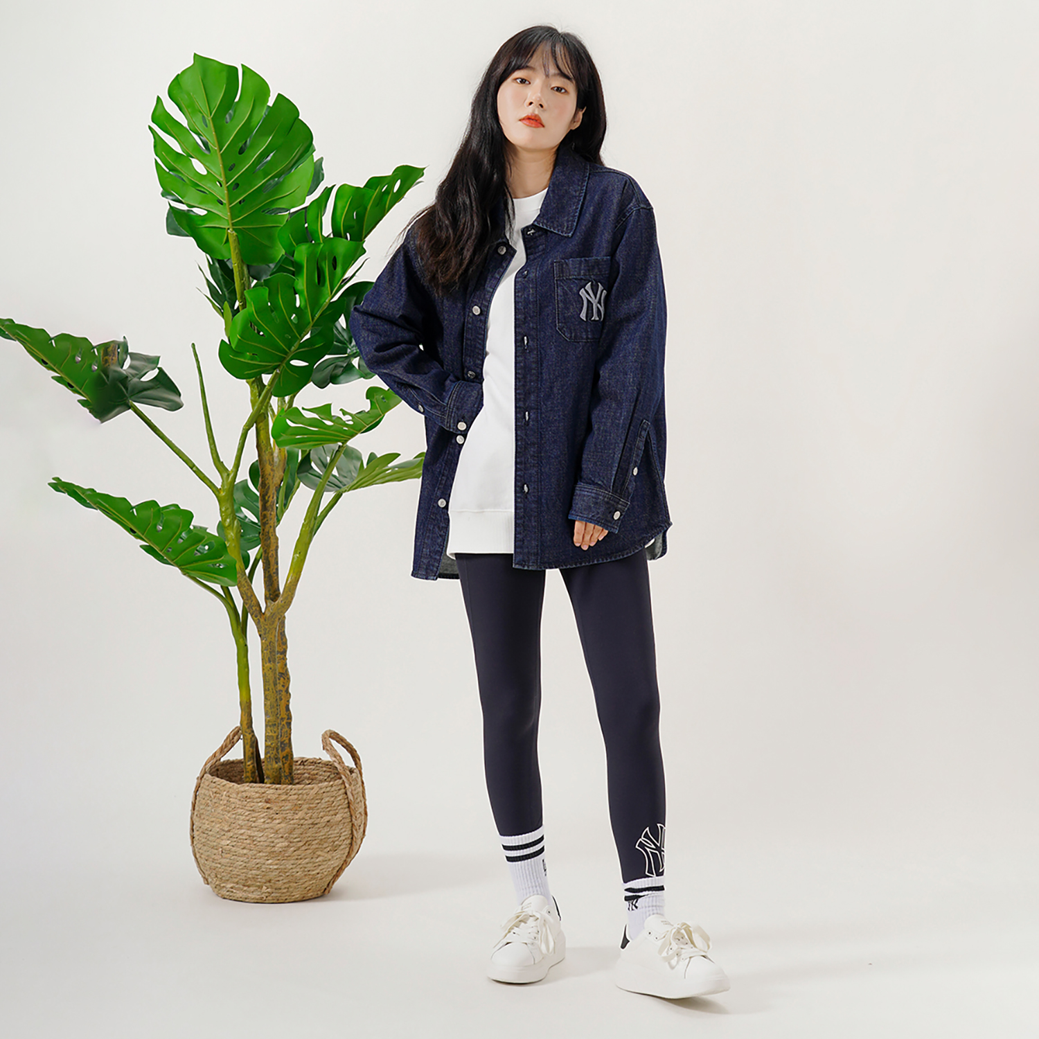 Shop MLB纽约洋基队标志牛仔长袖衬衫 男女同款 深海军蓝色 3ADRU0124-50NYD