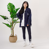 Shop MLB 紐約洋基隊標誌深藍牛仔長袖襯衫 男女通用。 3ADRU0124-50NYD