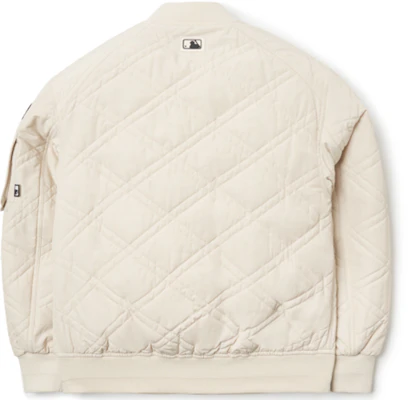 Chaqueta Varsity Retro Beige Unisex con Logo Bordado MLB New York Yankees. 3APDL0116-50BGL Lookbook Chaqueta Varsity Retro Beige Unisex con Logo Bordado MLB New York Yankees. 3APDL0116-50BGL