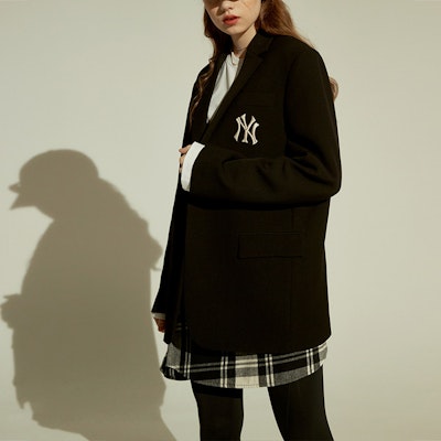 MLB 紐約洋基隊標誌印花黑色長袖西裝外套 男女款 31JK01061-50L Sizing MLB 紐約洋基隊標誌印花黑色長袖西裝外套 男女款 31JK01061-50L