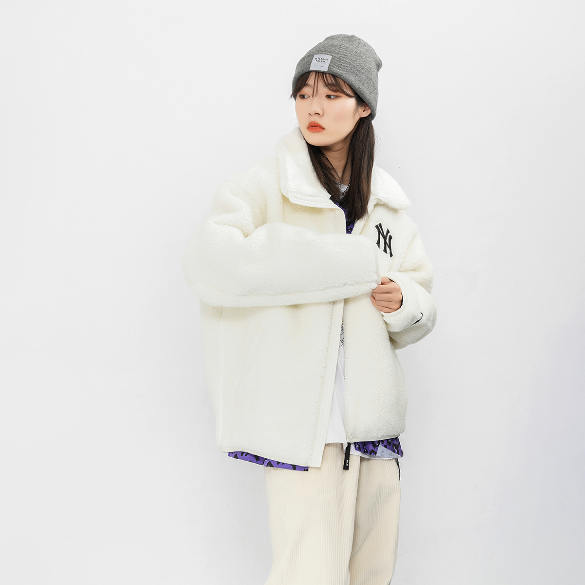 Sizing MLB New York Yankees Logo Jaket Sherpa Putih Gading Unisex. 3AJPF3016-50IVS