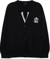 MLB New York Yankees Logo V-Neck Knit Sweater Unisex Black 3AKCB0131-50BKS MLB New York Yankees Logo V-Neck Knit Sweater Unisex Black 3AKCB0131-50BKS