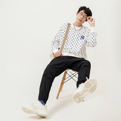 Sweater Crewneck MLB New York Yankees Monogram Logo Cream Unisex. 3AMTM0221-50CRS Purchase Sweater Crewneck MLB New York Yankees Monogram Logo Cream Unisex. 3AMTM0221-50CRS