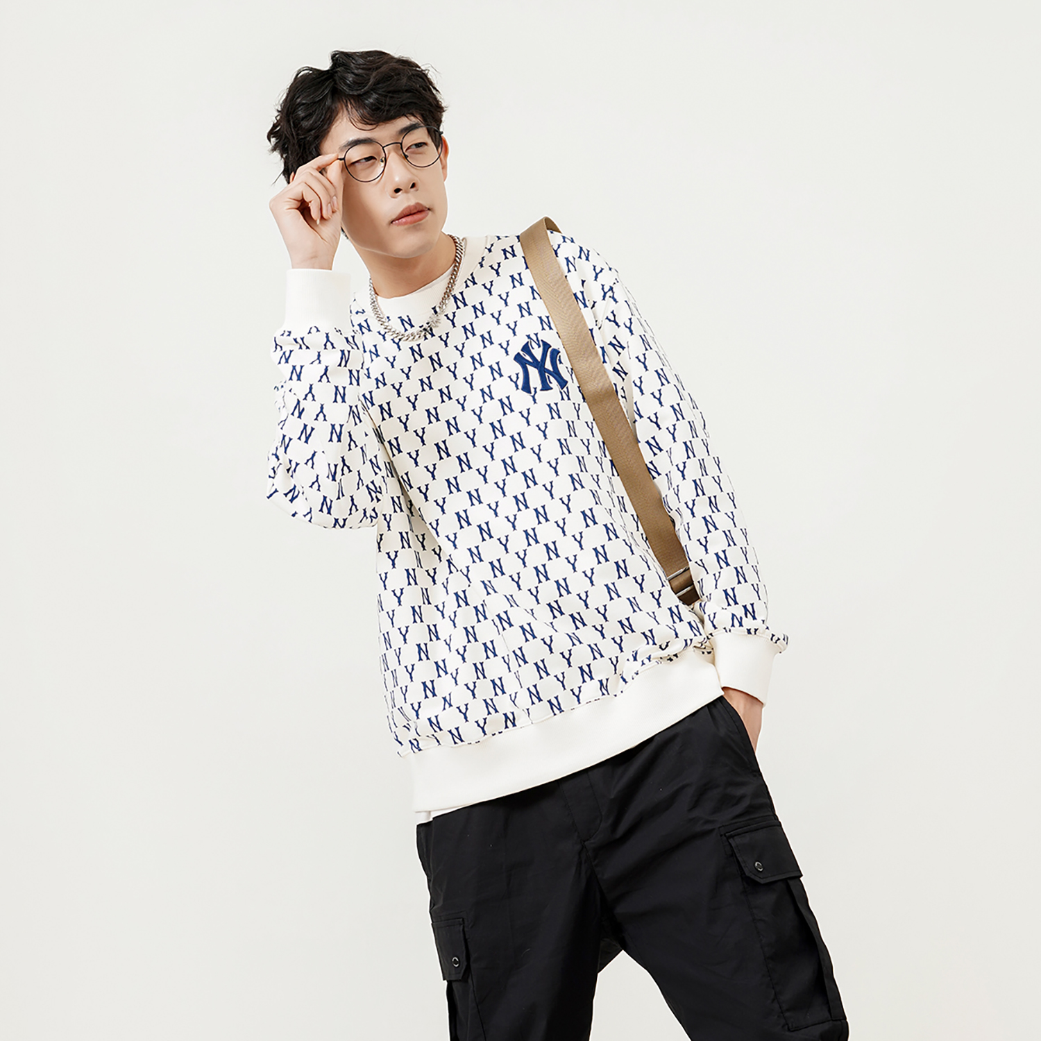 Sizing Sweater Crewneck MLB New York Yankees Monogram Logo Cream Unisex. 3AMTM0221-50CRS