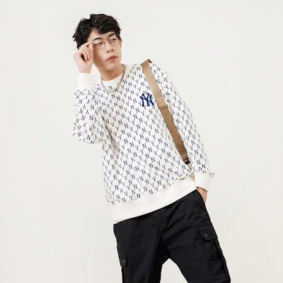 Sweater Crewneck MLB New York Yankees Monogram Logo Cream Unisex. 3AMTM0221-50CRS Sizing Sweater Crewneck MLB New York Yankees Monogram Logo Cream Unisex. 3AMTM0221-50CRS