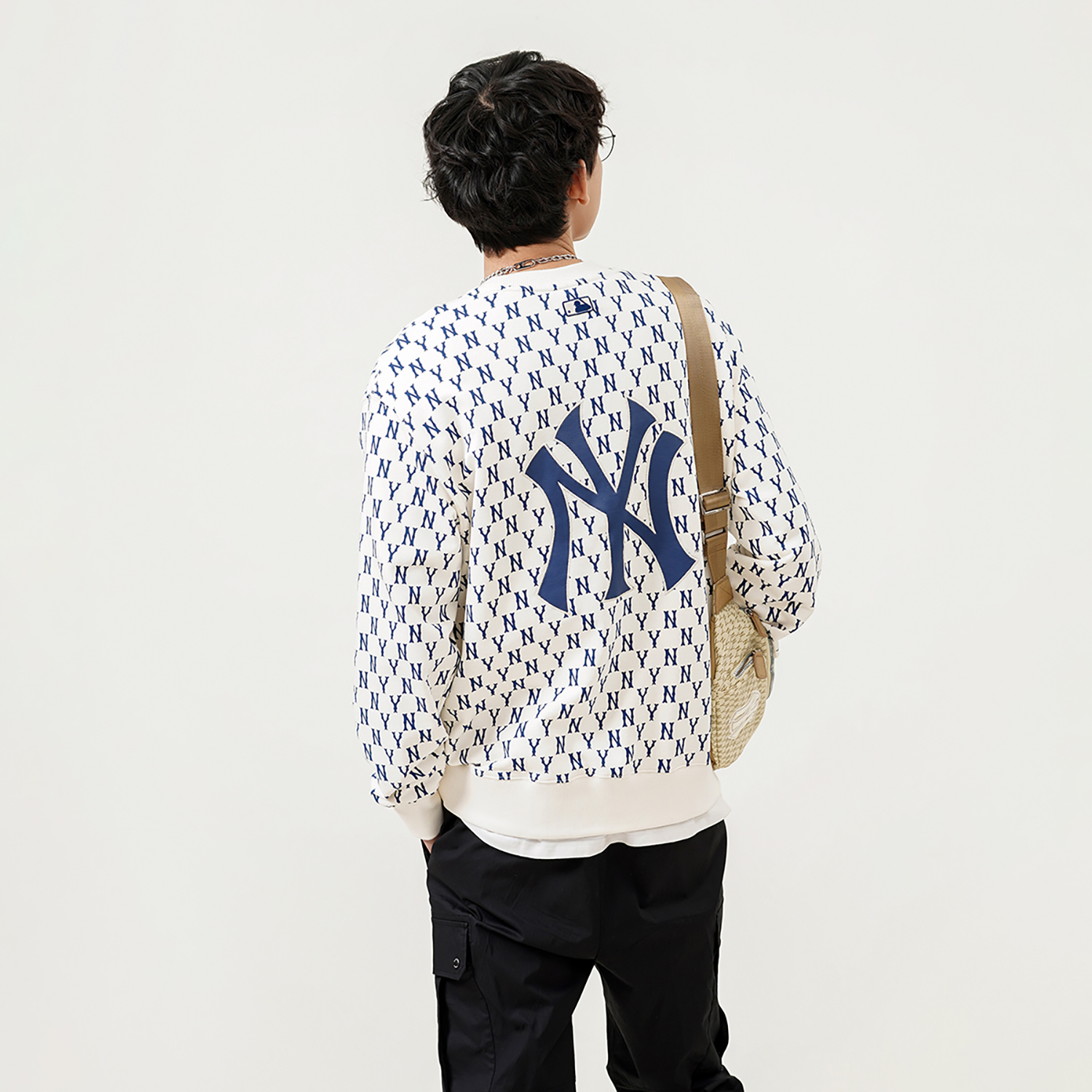 Cheap Sweater Crewneck MLB New York Yankees Monogram Logo Cream Unisex. 3AMTM0221-50CRS