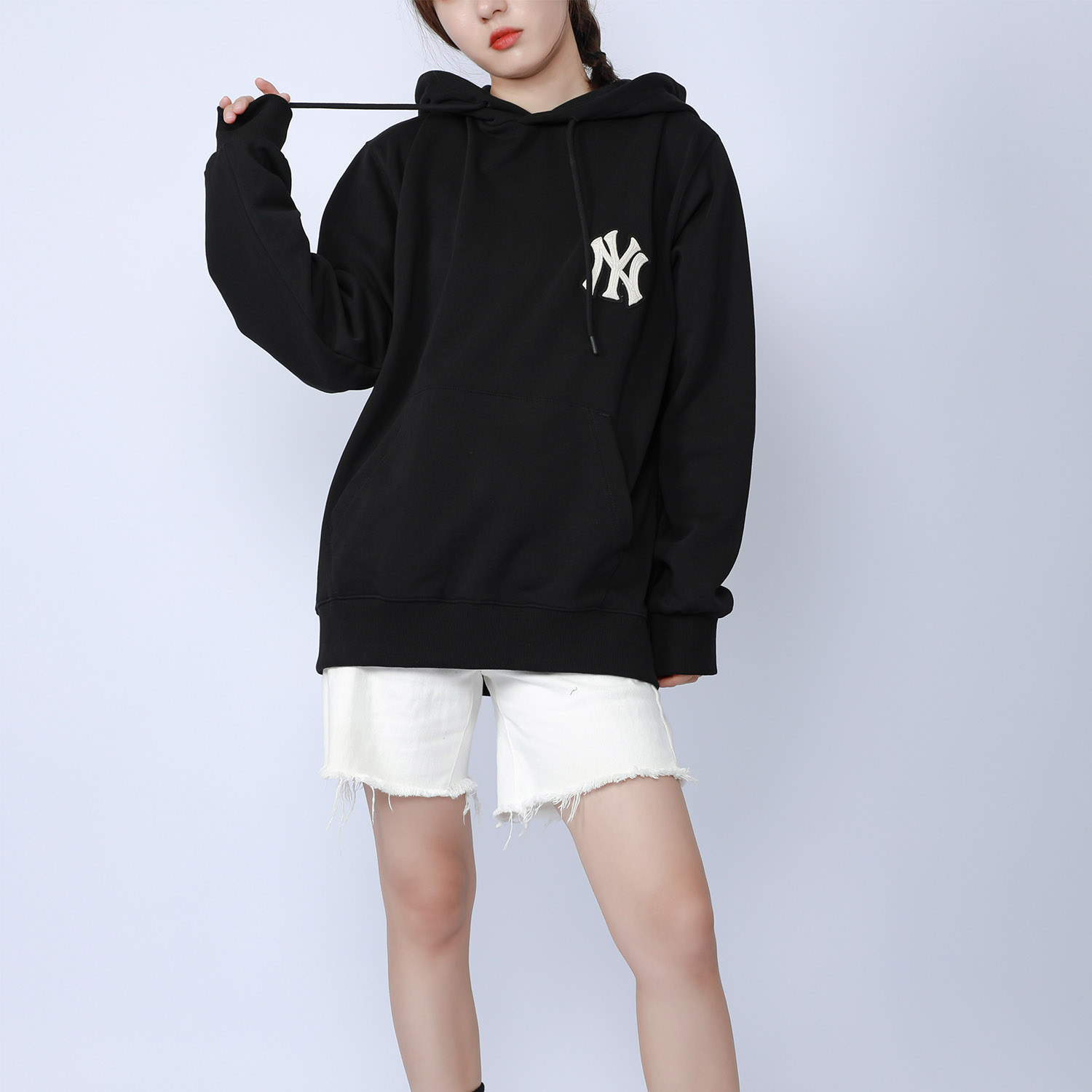 MLB New York Yankees Monogram Loose Fit Hoodie Unisex Black - Fall Collection 3AHDM0114-50BKS 圖 4