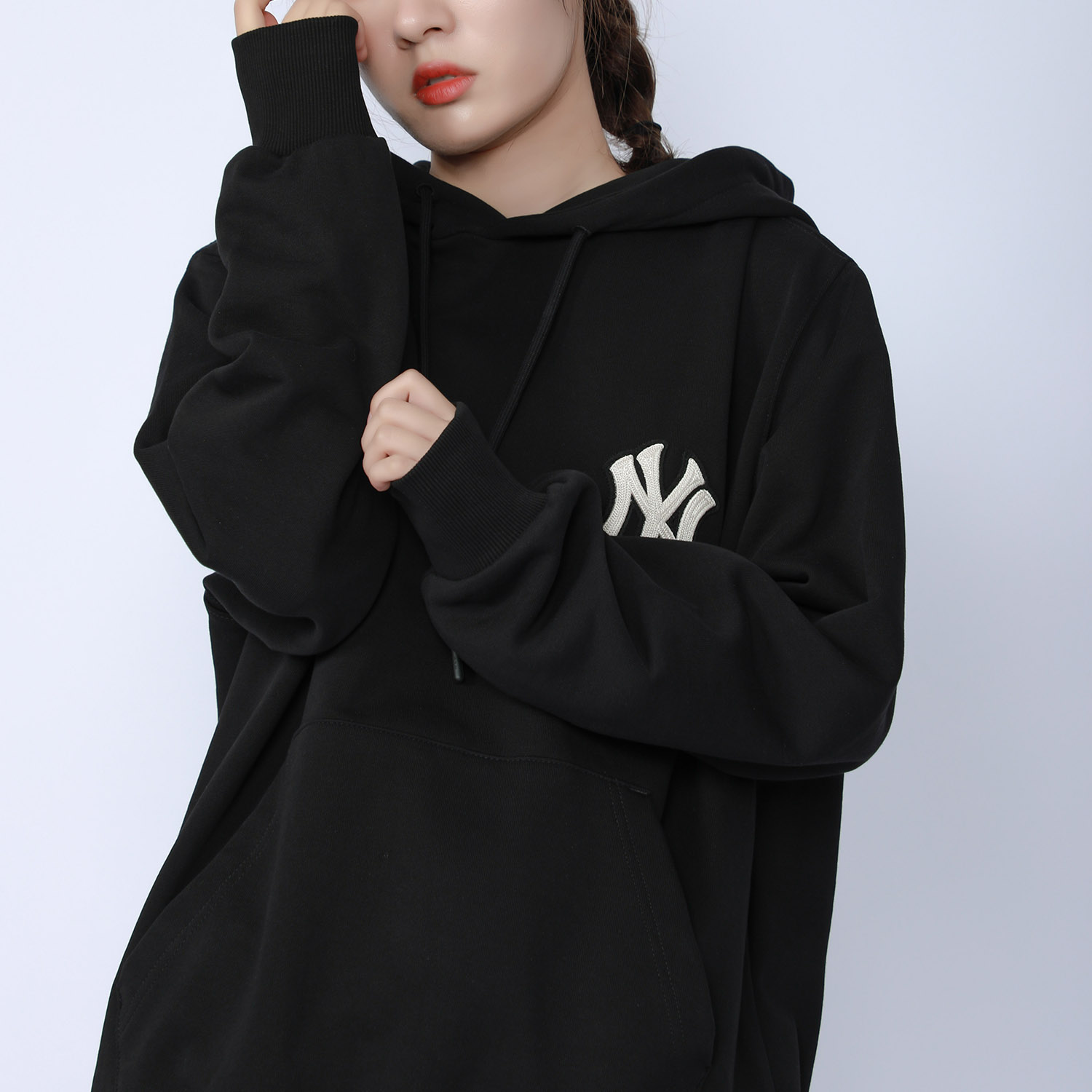 MLB New York Yankees Monogram Loose Fit Hoodie Unisex Black - Fall Collection 3AHDM0114-50BKS 圖 5