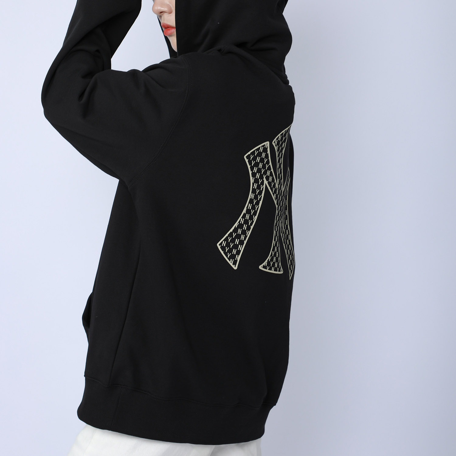 MLB New York Yankees Monogram Loose Fit Hoodie Unisex Black - Fall Collection 3AHDM0114-50BKS 圖 6