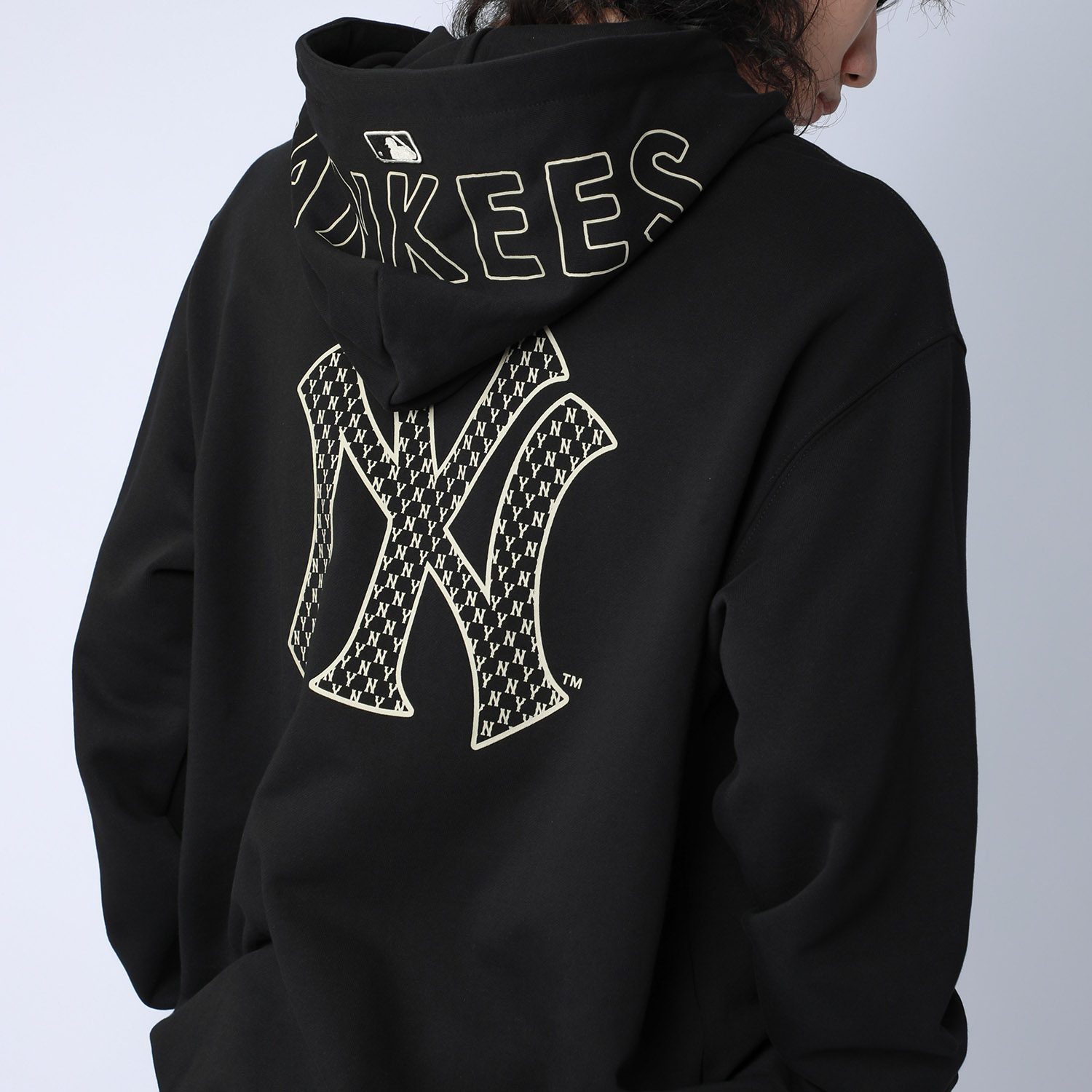 MLB New York Yankees Monogram Loose Fit Hoodie Unisex Black - Fall Collection 3AHDM0114-50BKS 圖 7