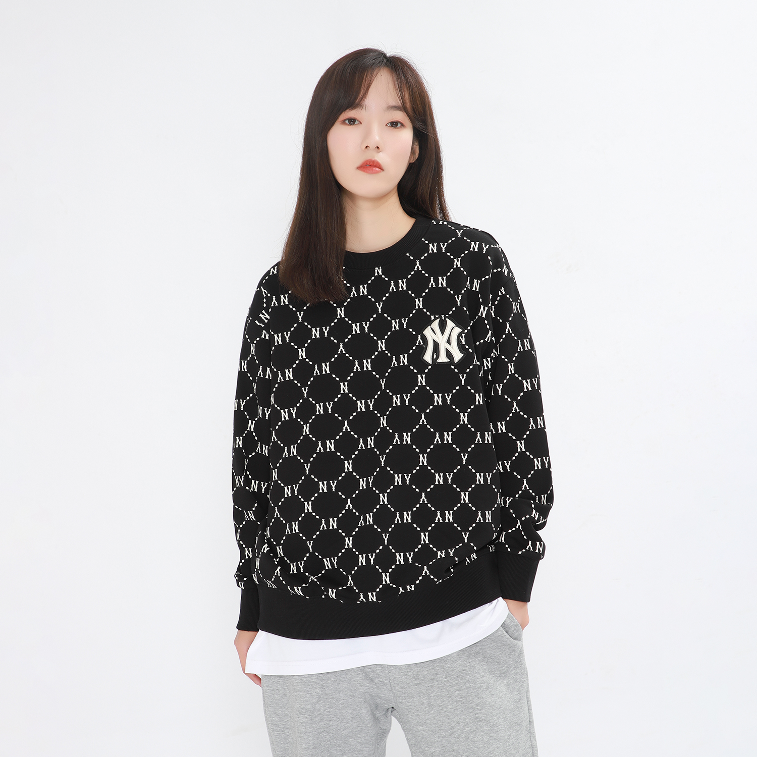 Shop MLB 紐約洋基隊字母印花黑色男女款圓領衛衣 3AMTM0314-50BKS