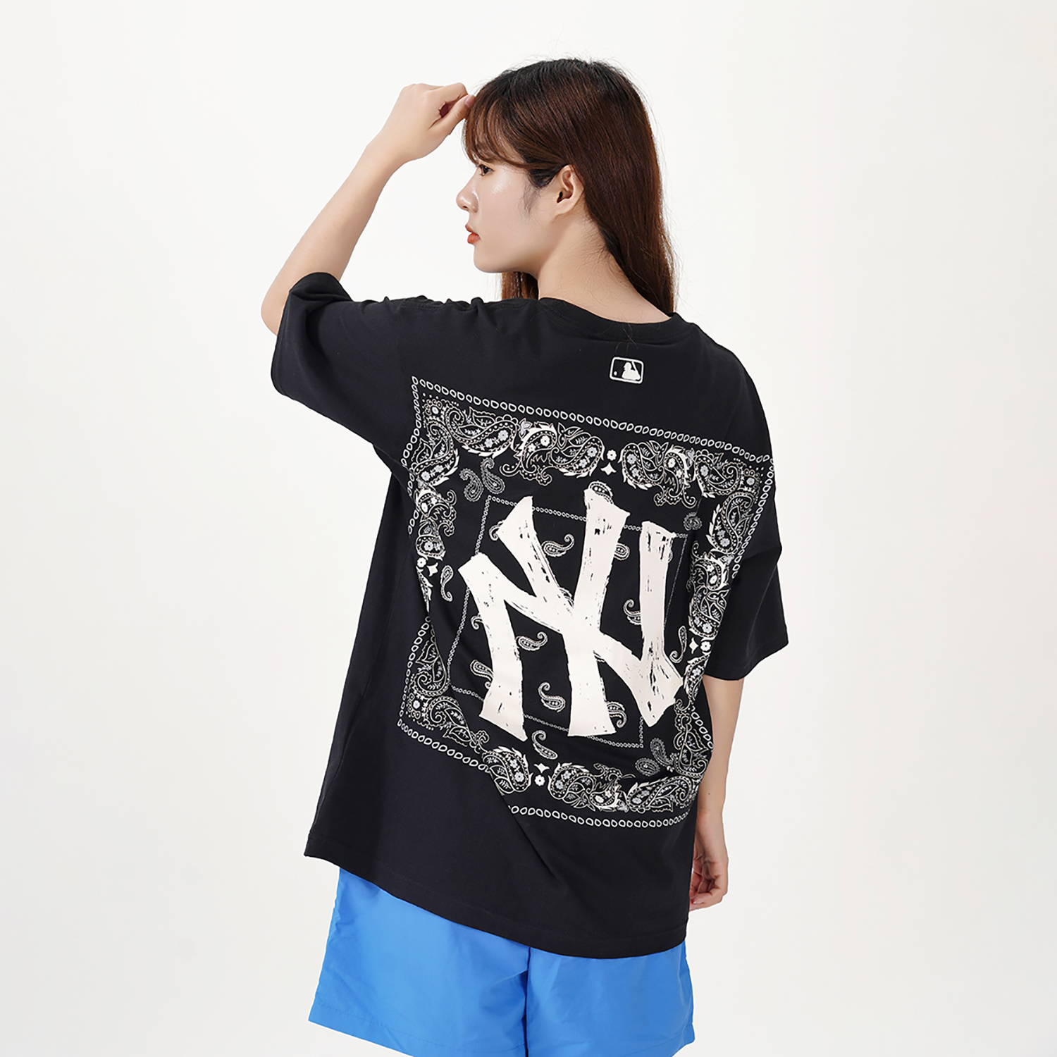 Sizing Camiseta Unisex Negra MLB Yankees Vintage Logo Paisley. 3ATS52023-50BKS