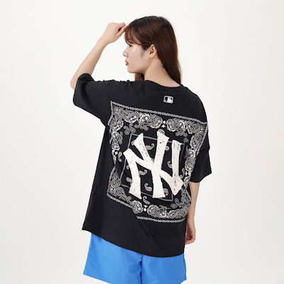 Camiseta Unisex Negra MLB Yankees Vintage Logo Paisley. 3ATS52023-50BKS Sizing Camiseta Unisex Negra MLB Yankees Vintage Logo Paisley. 3ATS52023-50BKS