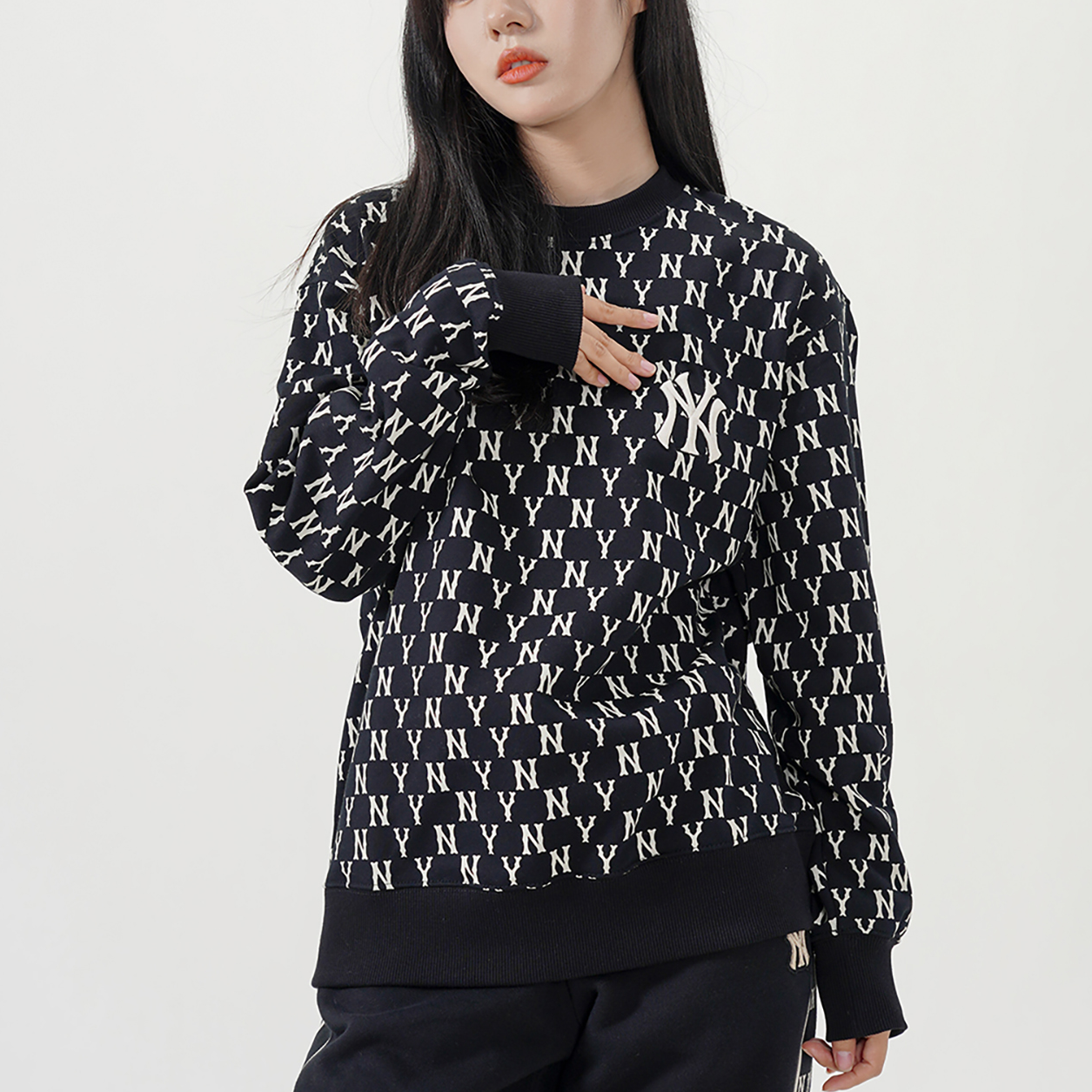 Shop MLB纽约洋基队FW22像素Logo刺绣宽松版圆领卫衣黑色 3AMTM0224-50BKS