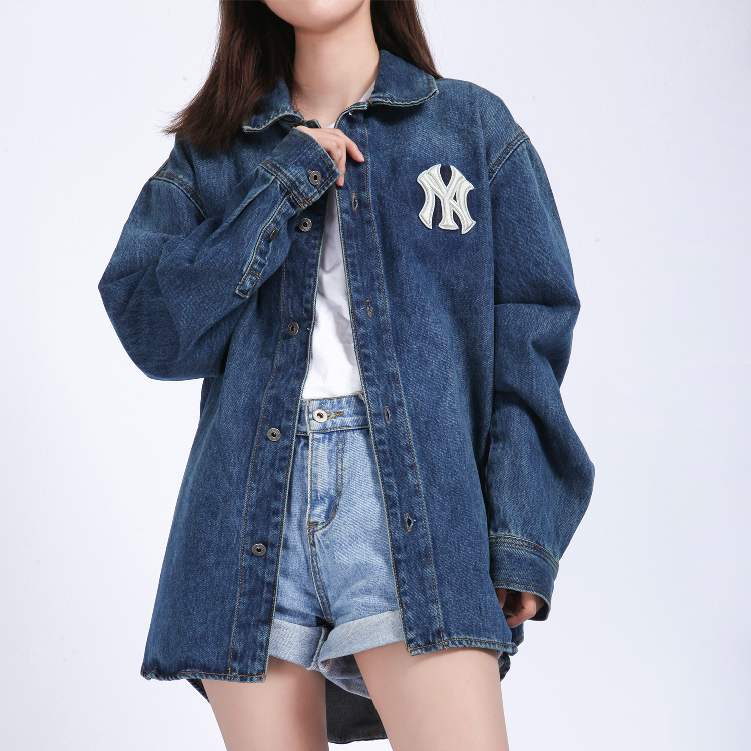 Shop MLB ニューヨーク・ヤンキース レトロデニムロゴ オーバーサイズシャツ ユニセックス ブルー 3AWSN1014-50BLS