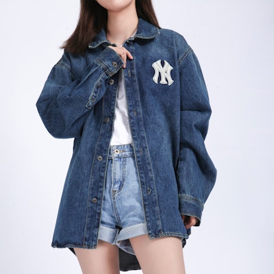 MLB ニューヨーク・ヤンキース レトロデニムロゴ オーバーサイズシャツ ユニセックス ブルー 3AWSN1014-50BLS Shop MLB ニューヨーク・ヤンキース レトロデニムロゴ オーバーサイズシャツ ユニセックス ブルー 3AWSN1014-50BLS