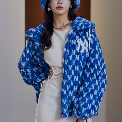 MLB Jaket Berhud Fleece Retro Floral New York Yankees Unisex Biru. 3AJPF1816-50BLD Sizing MLB Jaket Berhud Fleece Retro Floral New York Yankees Unisex Biru. 3AJPF1816-50BLD