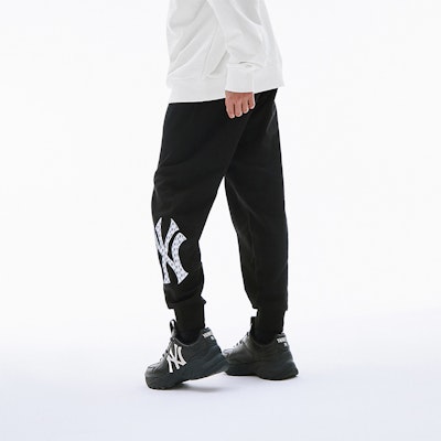 MLB New York Yankees Retro Monogram Crewneck Sweatshirt & Joggers Set Black Unisex 3AMTM034150BKS 4