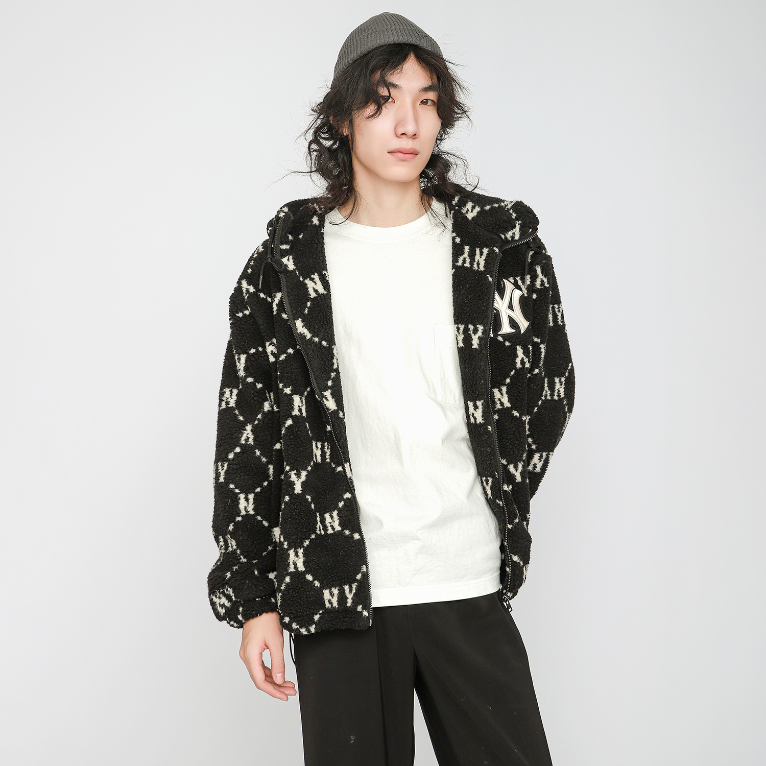 Shop MLB 紐約洋基復古羊羔絨內裡連帽外套 黑色 男女冬季穿搭款式。 3AJPF1316-50BKS