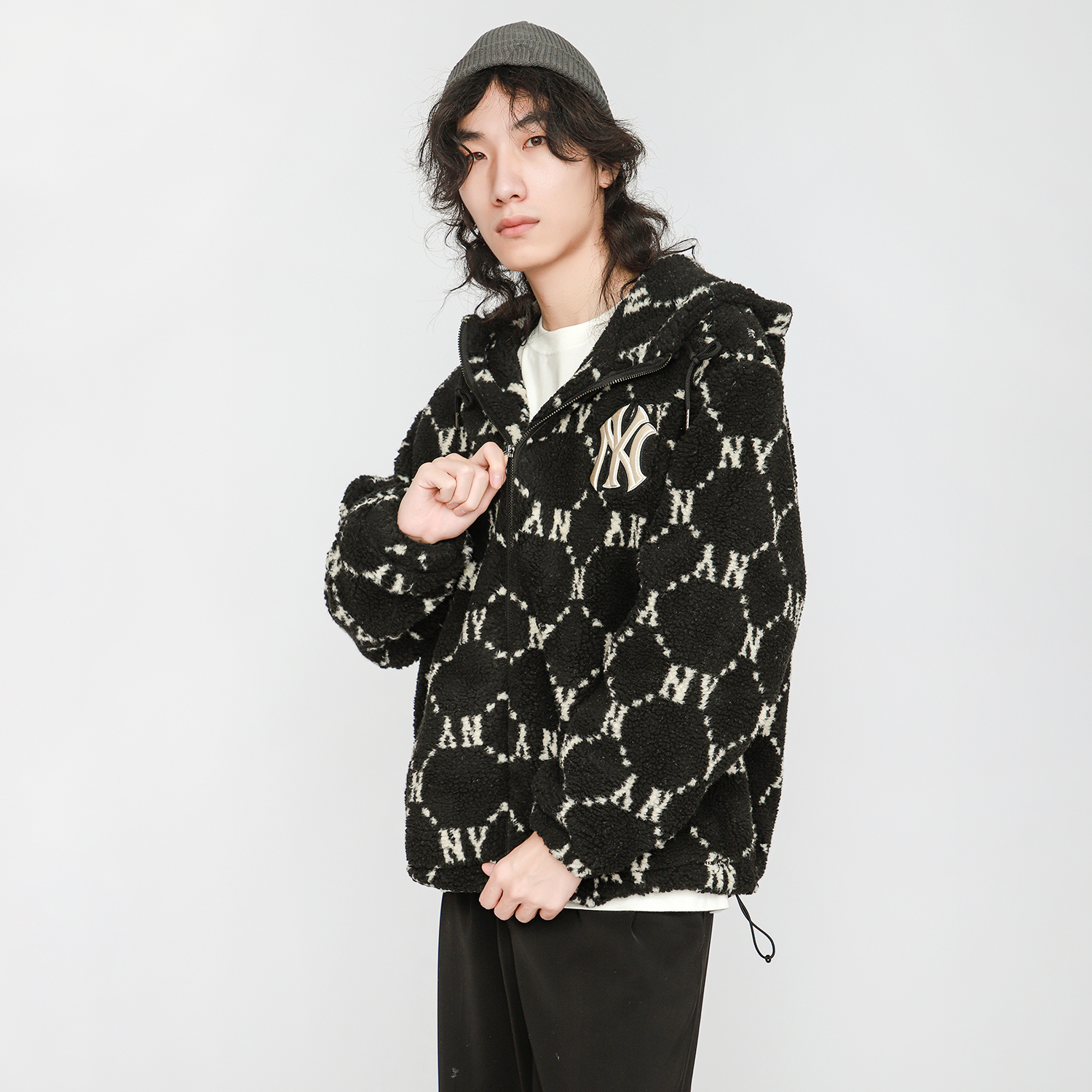 Details for MLB 紐約洋基復古羊羔絨內裡連帽外套 黑色 男女冬季穿搭款式。 3AJPF1316-50BKS