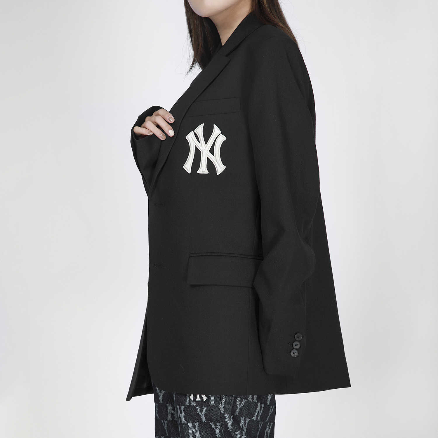 Details for MLB ニューヨークヤンキース SS21 ソリッドブラック ボタンブレザーユニセックス. 3AJK01014-50BKS