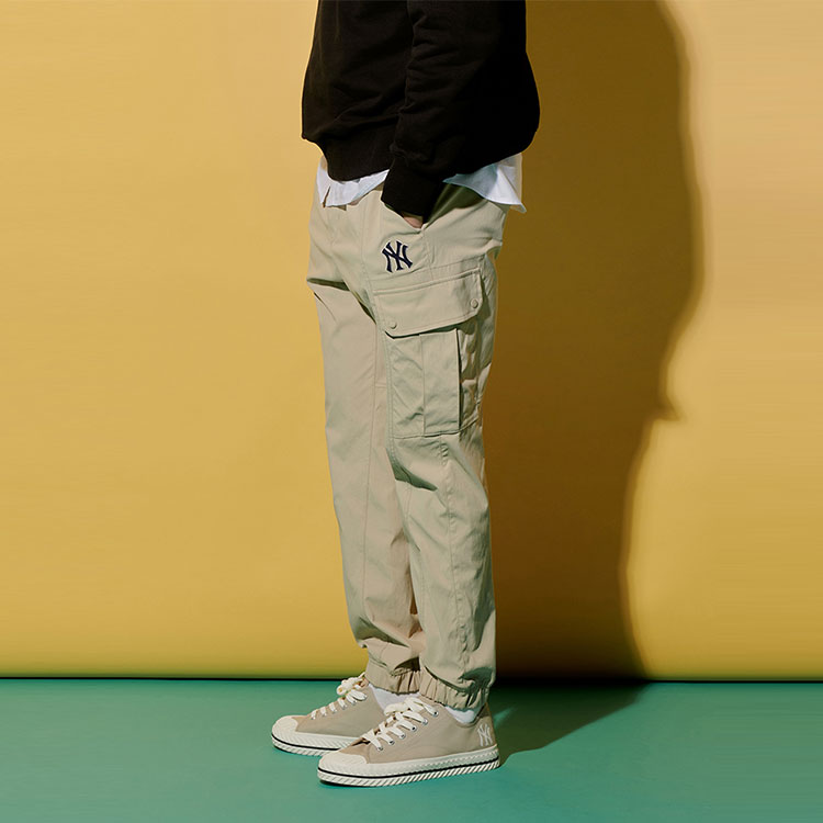 Shop Pantalones Jogger Cargo Unisex MLB New York Yankees SS22 Logo Khaki. 3AWP00421-50BGS