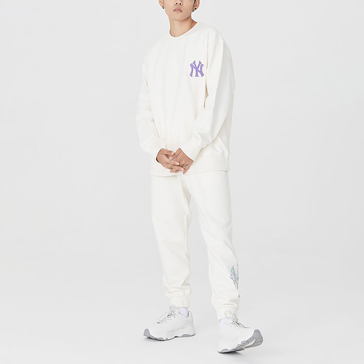 Shop MLB 紐約洋基隊休閒男女同款米色運動衫與長褲套裝. 3APTI0126-50CRS3AMTI0126-50CRS