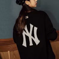Shop MLB 紐約洋基隊復古標誌款刺繡男女黑色長袖衛衣 31MTM1041-50L